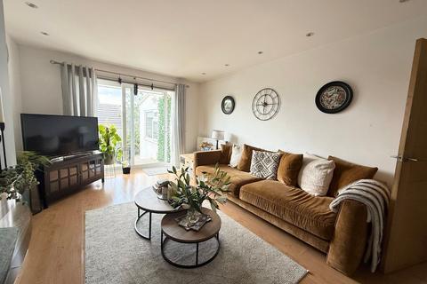 3 bedroom semi-detached house to rent, Otley Road, Bingley, West Yorkshire, BD16