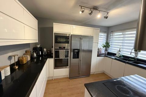 3 bedroom semi-detached house to rent, Otley Road, Bingley, West Yorkshire, BD16