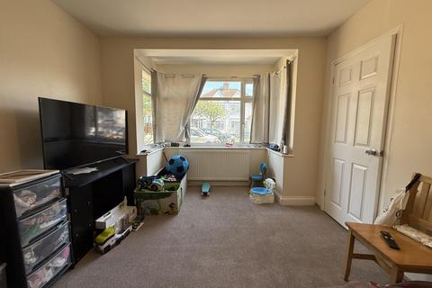 3 bedroom semi-detached house to rent, 3 Bedroom Family Home - Edgware HA8