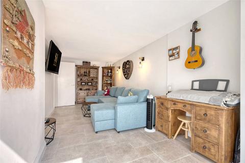 24 Cheshunts, Basildon, SS13 3NJ