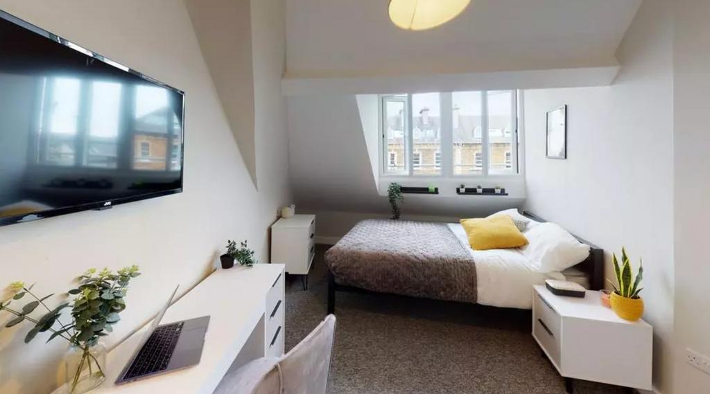A spacious and well-lit large double bedroom fe...