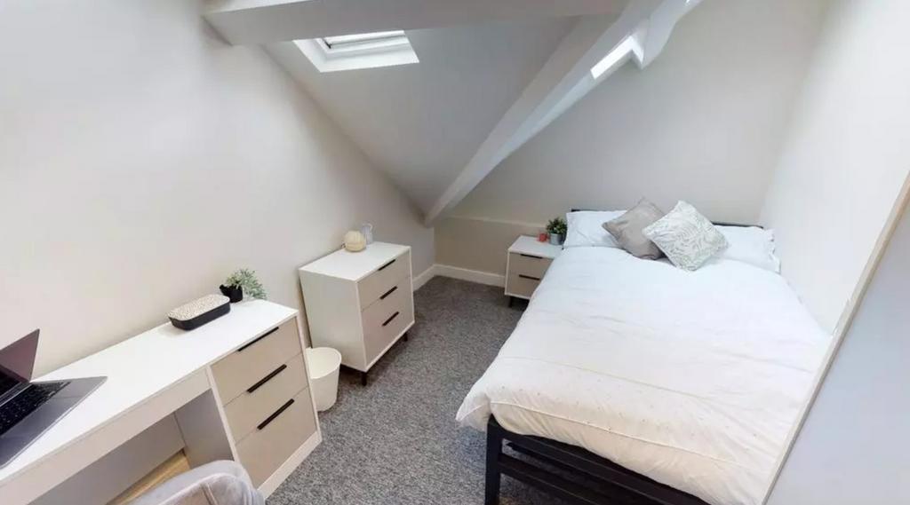 A bright and tidy double bedroom featuring mode...