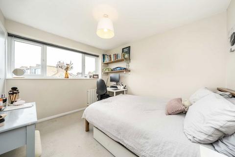 2 bedroom flat to rent, Emmanuel Road, London SW12