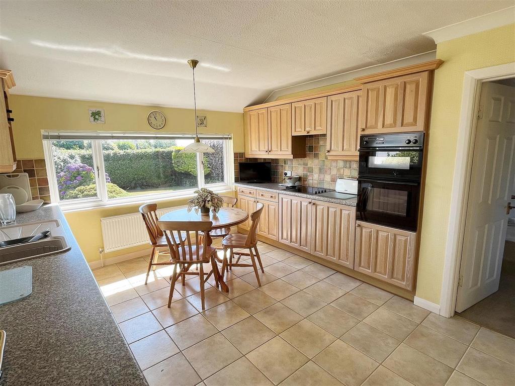 Kitchen 2.jpg