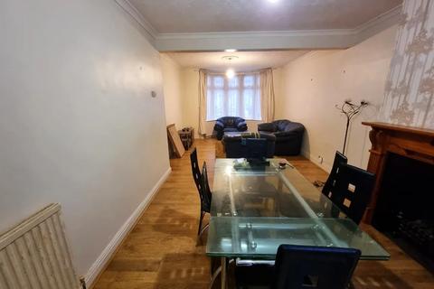 3 bedroom terraced house to rent, Wilmington Gardens, Barking IG11