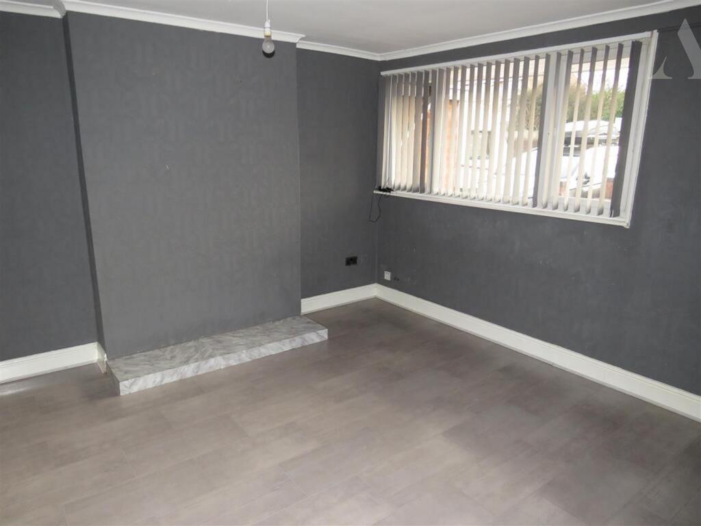 118 Anglesey Avenue - front reception room.jpeg