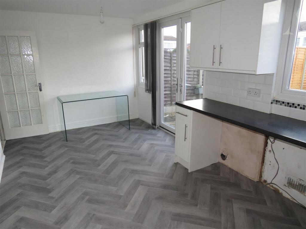 118 Anglesey Avenue - kitchen x 2.jpeg