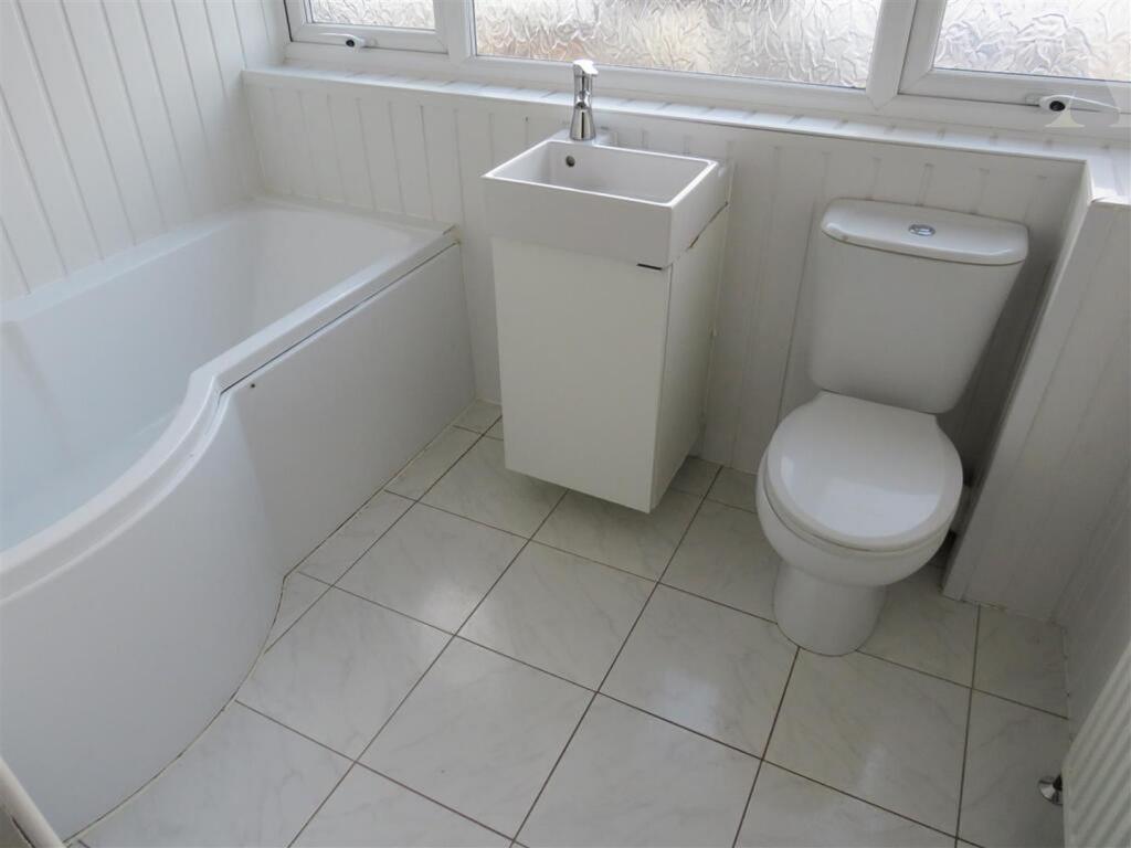 118 Anglesey Avenue - bathroom.jpeg