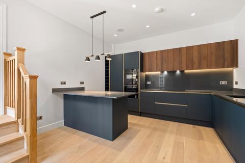 3 bedroom mews to rent, Farnell Mews, Earls Court, London