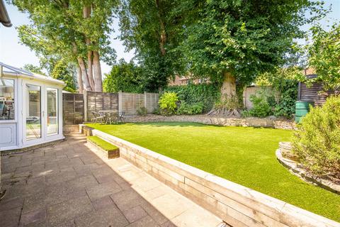 15 Newark Road, Windlesham, GU20 6NE