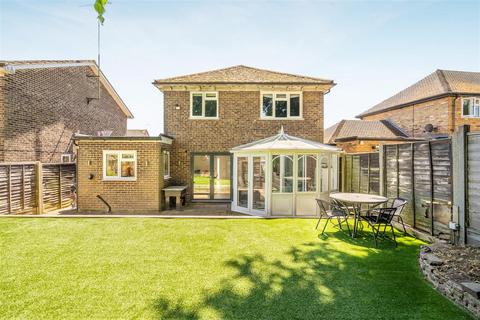 15 Newark Road, Windlesham, GU20 6NE
