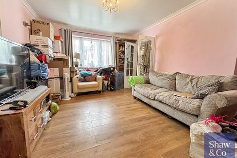 3 bedroom end of terrace house for sale, Sparrow Farm Drive, Feltham TW14