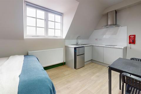 1 bedroom in a house share to rent, Clapham High Street, London SW4