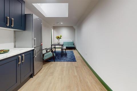 1 bedroom in a house share to rent, Clapham High Street, London SW4