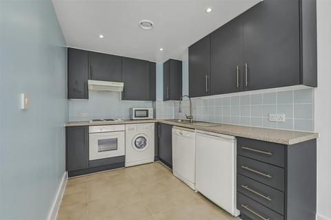 1 bedroom flat for sale, Queenstown Road, London SW11