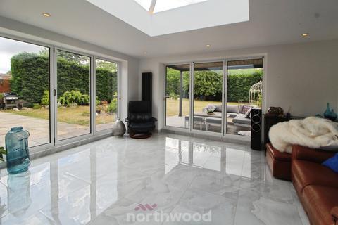 5 bedroom detached house for sale, Checkstone Avenue, Doncaster DN4