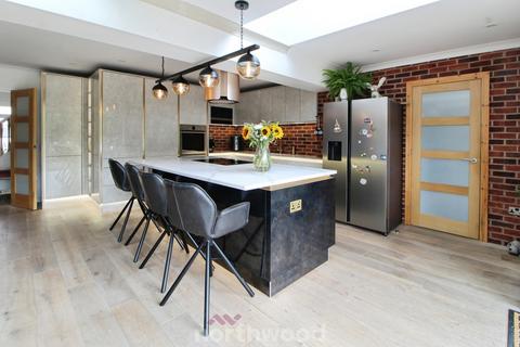 5 bedroom detached house for sale, Checkstone Avenue, Doncaster DN4