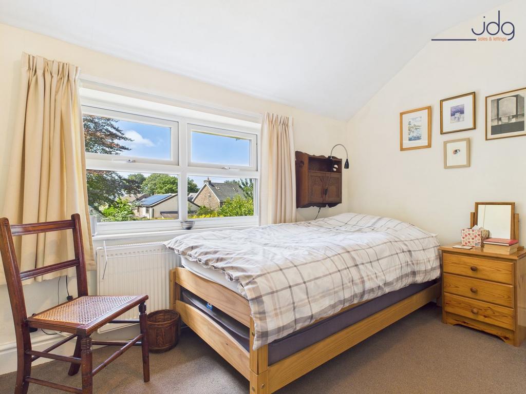 Single Bedroom with built in wardrobes