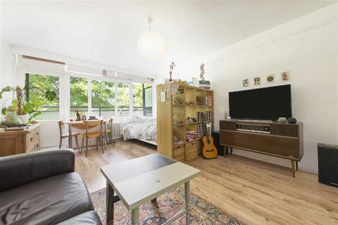 Studio for sale, Churchill Gardens, London SW1V