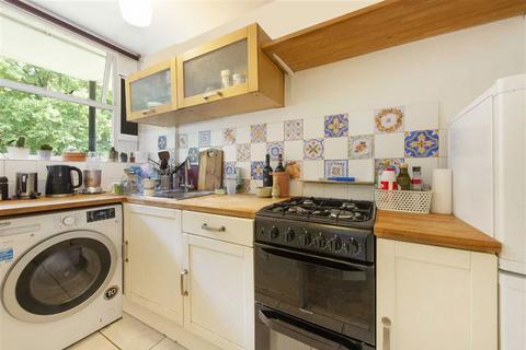 Studio for sale, Churchill Gardens, London SW1V