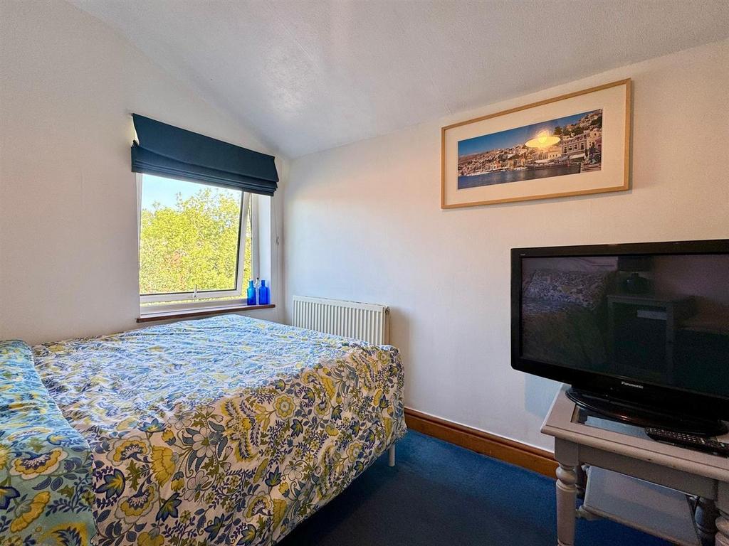 Bedroom 2 (1).jpg