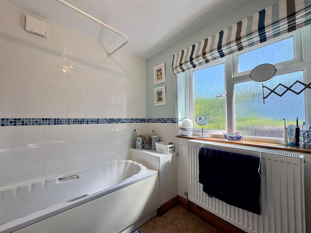Bathroom (2).jpg