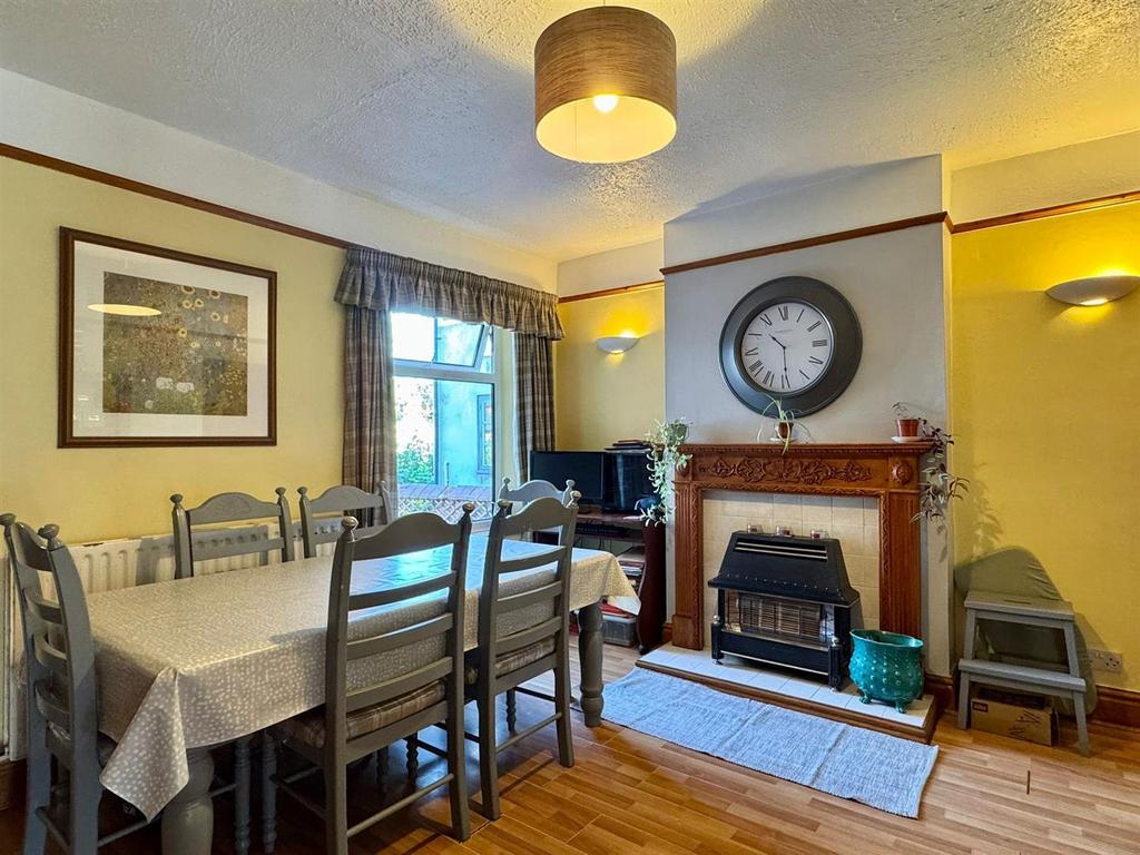 Dining room (1).jpg