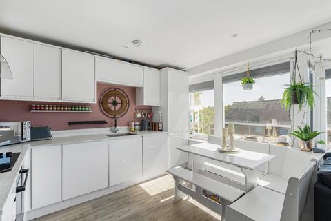 2 bedroom flat for sale, High Street, Alton, Hampshire