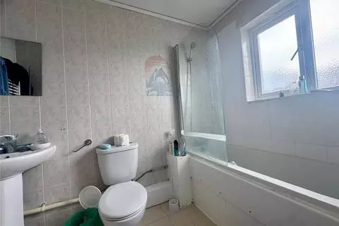 1 bedroom in a house share to rent - View 3