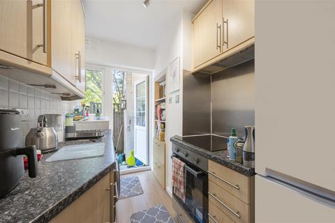 2 bedroom maisonette for sale, Brockham Close, Wimbledon, SW19