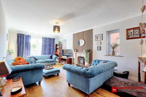 4 bedroom detached house for sale, High Road, Hockley, SS5