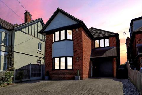 4 bedroom detached house for sale, High Road, Hockley, SS5