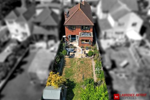 4 bedroom detached house for sale, High Road, Hockley, SS5