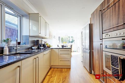 4 bedroom detached house for sale, High Road, Hockley, SS5