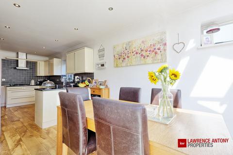 4 bedroom detached house for sale, High Road, Hockley, SS5