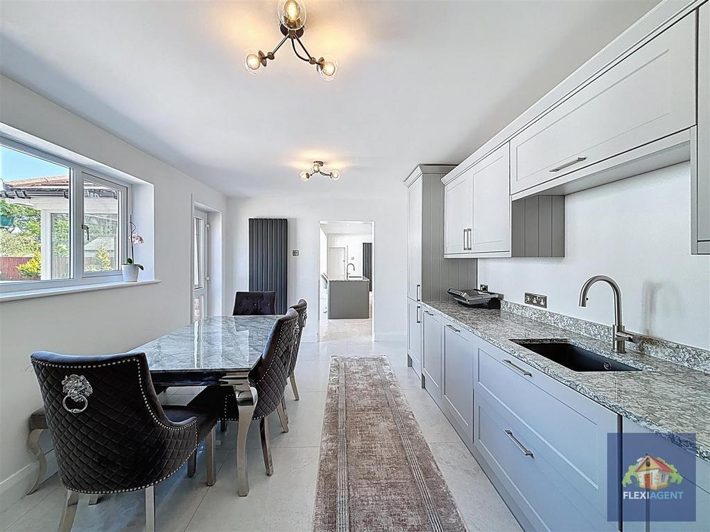 Dine/Extended Kitchen