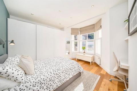 Flat 2, 42 Wellington Gardens, London, SE7 7PH