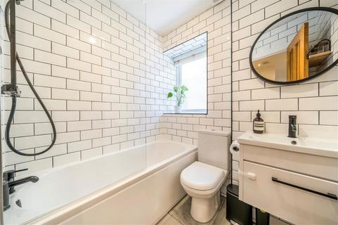 Flat 2, 42 Wellington Gardens, London, SE7 7PH