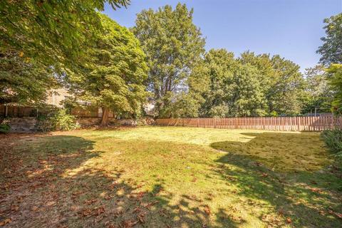 Flat 2, 42 Wellington Gardens, London, SE7 7PH