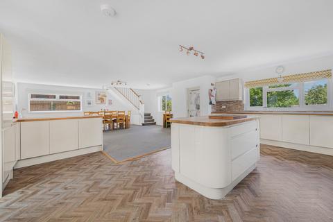 3 Dryden Way, Liphook, GU30 7QB