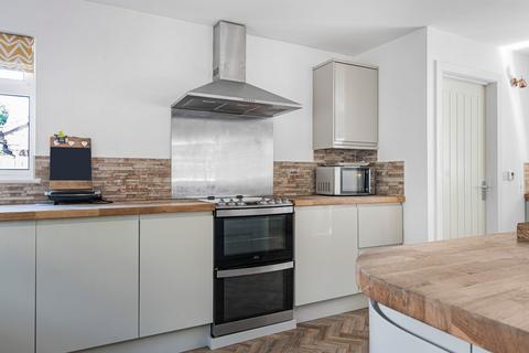 3 Dryden Way, Liphook, GU30 7QB