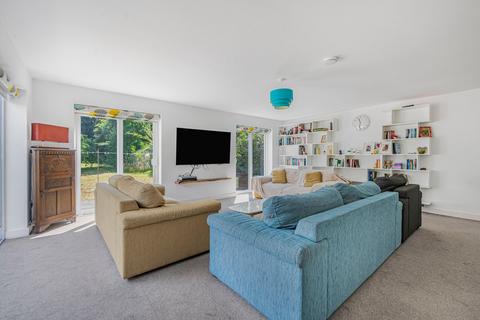 3 Dryden Way, Liphook, GU30 7QB