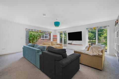 3 Dryden Way, Liphook, GU30 7QB