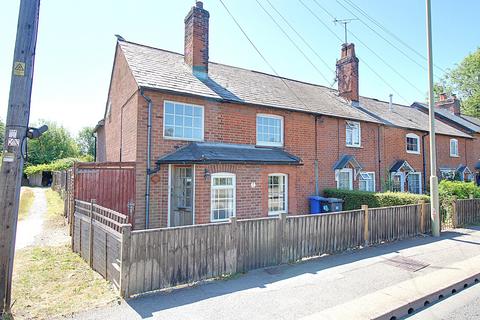 3 bedroom end of terrace house for sale, London Road, Hook RG27