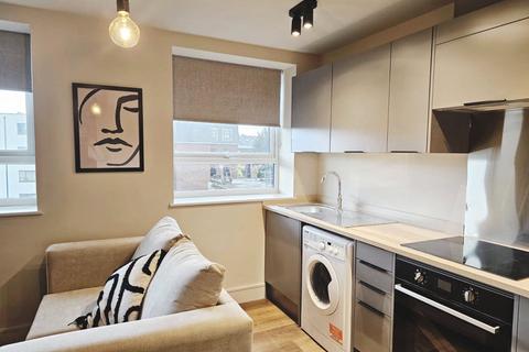 Studio to rent, 6 Holgate Court, Western Road, Romford, RM1