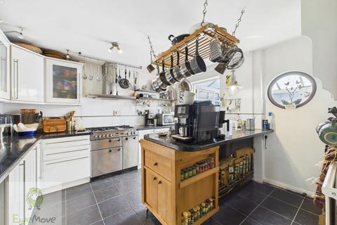 15 Margetts Place, Lower Upnor, Rochester, ME2 4XF