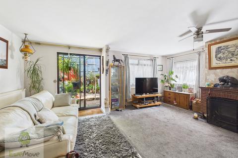 15 Margetts Place, Lower Upnor, Rochester, ME2 4XF