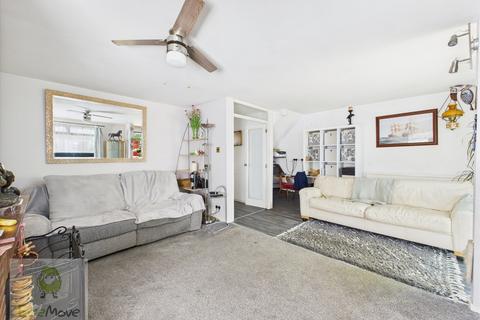 15 Margetts Place, Lower Upnor, Rochester, ME2 4XF