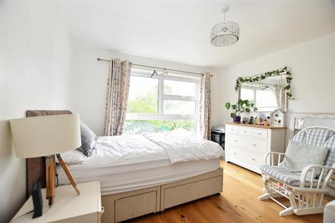 undefined, Thistleworth Close, Middlesex