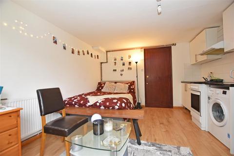 9 Thistleworth Close, Isleworth, TW7 4QQ